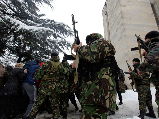 Сторонники Аллы Джиоевой у здания ЦИК Южной Осетии, 30 ноября 2011 года
