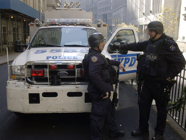 Полиция Нью-Йорка ликвидировала преступную группировку, которая занималась нелегальным ввозом в США женщин из России и других стран Восточной Европы для принудительной работы стриптизершами