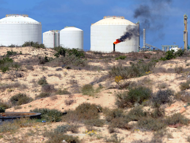 Производство нефти в Ливии достигло самого высокого уровня с февраля этого года, когда страна прекратила ее экспорт, - 500 тысяч баррелей. До начала военных действий страна производила 1,6 млн баррелей в день, поставки возобновились лишь в сентябре
