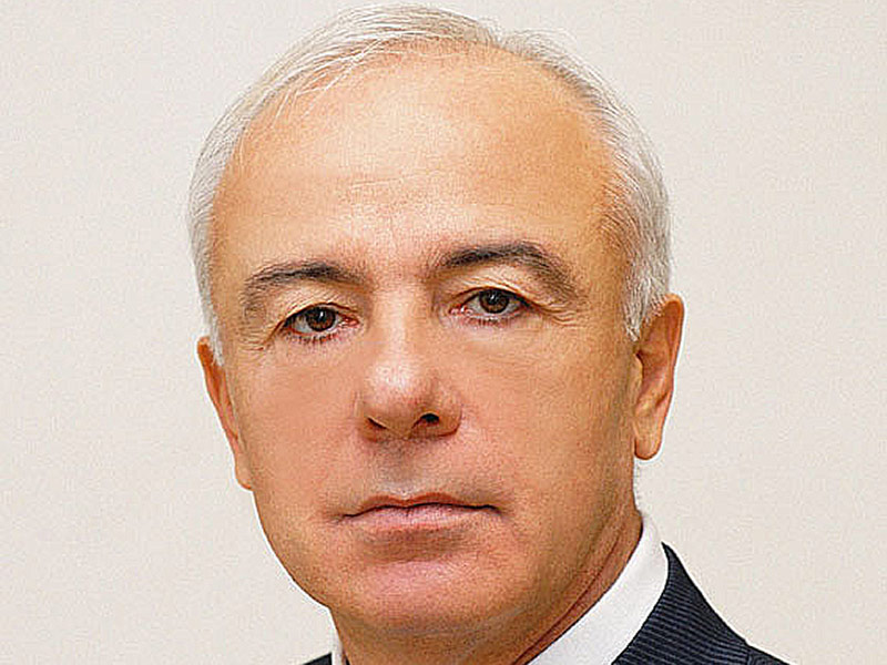 Партия "Единая Россия" предложит президенту России Дмитрию Медведеву три кандидатуры на пост главы Адыгеи. Единоросс Тхакушинов возглавляет Республику Адыгея с 13 декабря 2006 года. Его полномочия истекают в январе 2012-го