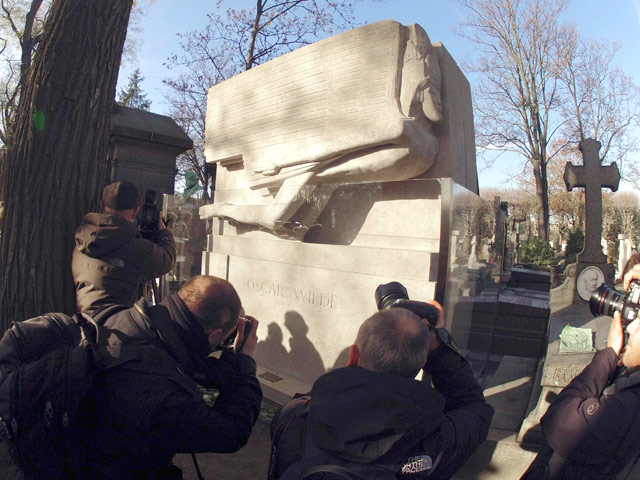 Парижские власти отреставрировали и окружили стеклянным экраном могилу Оксара Уайльда на знаменитом парижском кладбище Пер-Лашез, к которой более 10 лет стекались поклонники творчества писателя, чтобы ярко накрашенными губами поцеловать кремовое надгробье