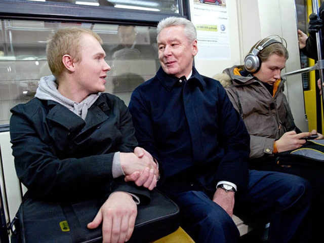 Мэр Москвы Сергей Собянин в четверг вновь покатался на метро: он проехал по Кольцевой линии, где 1 декабря завершилось обновление подвижного состава