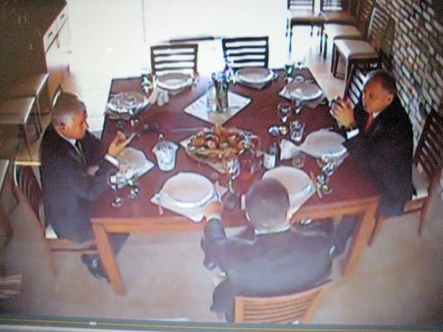 Встреча в батумском ресторане "Аджара" Рони Фукса, Зеэва Френкеля и замминистра финансов Грузии Автандила Хараидзе. Кадр видеосъемки, сделанной скрытой камерой