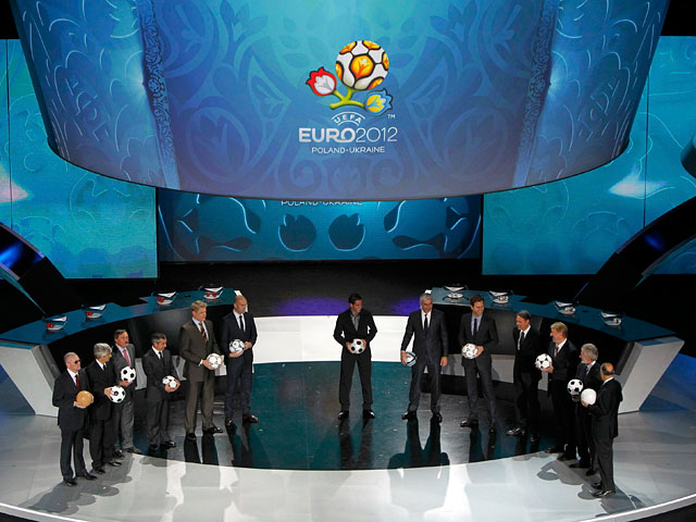 В ходе церемонии шестнадцать команд-участниц были распределены по четырем корзинам "посева" в зависимости от рейтинга в таблице коэффициентов УЕФА