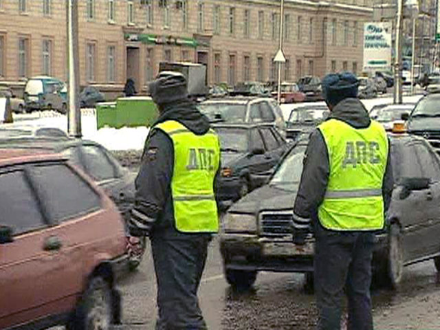 Водитель "девятки" в субботу вечером в Омске пытался скрыться с места аварии, где по его вине погибла женщина, но был задержан очевидцем ДТП