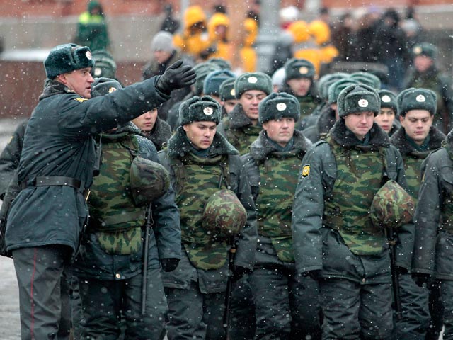 Столичная полиция хорошо подготовилась к акциям оппозиции, которые намечались на 4 декабря - центр Москвы заполнен ОМОНом и военными
