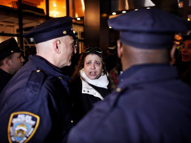 Полиция Нью-Йорка попыталась сорвать очередную акцию движения "Оккупируй Уолл-стрит", выступающего против социального неравенства
