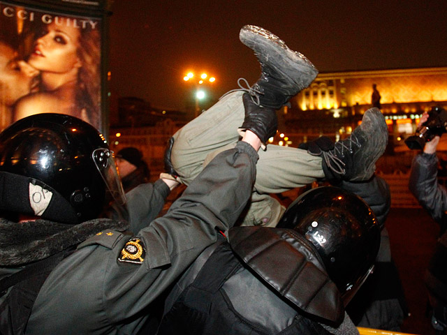 В Москве, Санкт-Петербурге и Нижнем Новгороде в день парламентских выборов правоохранительные органы по разным поводам задержали около 350 человек