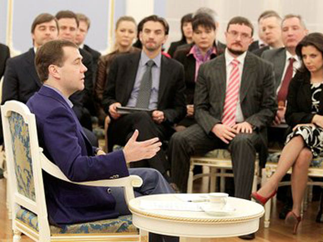 Президент Медведев не понимает тех, кто голосует то за правых, то за левых, но готов вернуть им графу "против всех"