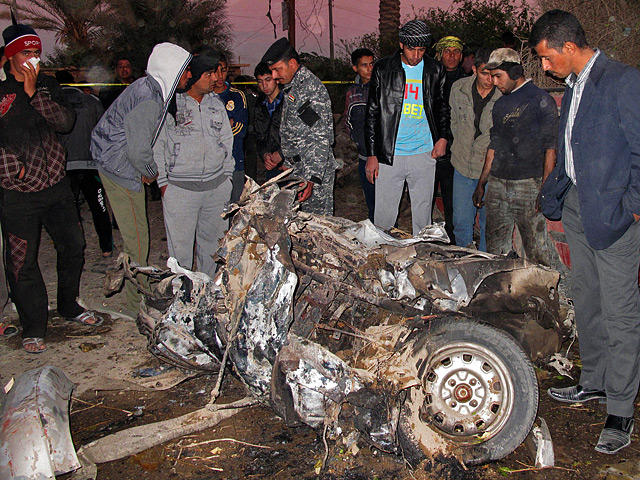 Самый крупный теракт произошел в городе Хилла недалеко от Багдада, где в толпе во время празднования важного для мусульман-шиитов дня - Ашуры - взорвался автомобиль