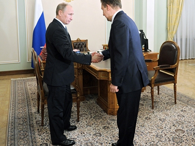 На встрече с премьером Владимиром Путиным 3 декабря глава "Газпрома" Алексей Миллер уточнил, что "объем продаж на рынке дальнего зарубежья превысит 151 миллиард кубометров", и это почти на 11% больше, чем в прошлом году