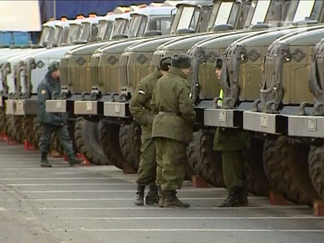 Москвичей во вторник встревожили заполонившие интернет сообщения о том, что к центру столицы стягивают грузовики с военными