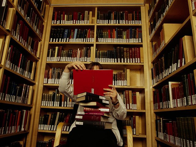 Первая социально-культурная акция "Библионочь", организаторы которой надеются привлечь новую аудиторию в библиотеки и возродить интерес к чтению, пройдет в разных городах России в ночь с 20 на 21 апреля 2012 года