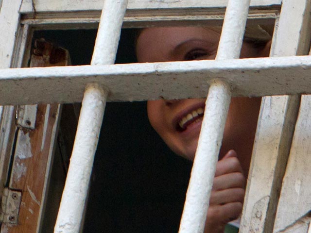 Экс-премьера Украины Юлию Тимошенко, осужденную на семь лет по "газовому делу" и находящуюся в киевском СИЗО, во вторник начали допрашивать там, несмотря на проблемы со здоровьем