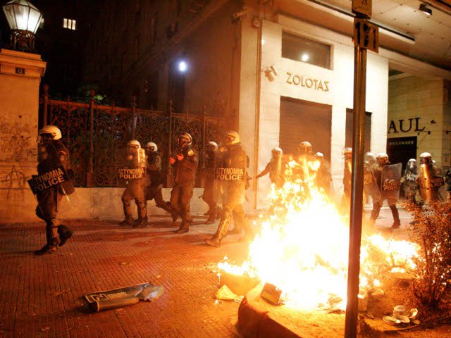 В Афинах полиция задержала 38 человек и арестовала 11 за нападения на спецназ и порчу имущества во время беспорядков, устроенных анархистами во время манифестаций по случаю третьей годовщины убийства полицейским 15-летнего подростка в 2008 году