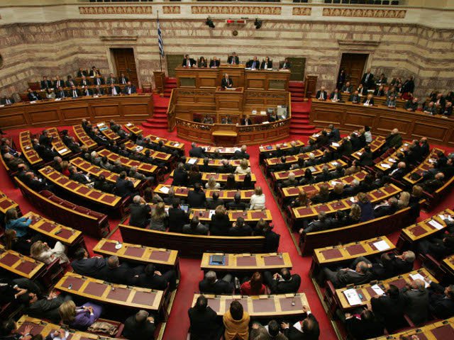 Парламент Греции принял госбюджет жесткой экономии на 2012 год с целью получить от ЕС и МВФ второй пакет помощи в объеме 130 млрд евро