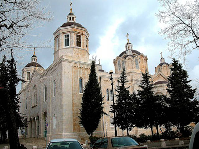 В 1872 году на территории Русского подворья был возведен Собор Святой Троицы