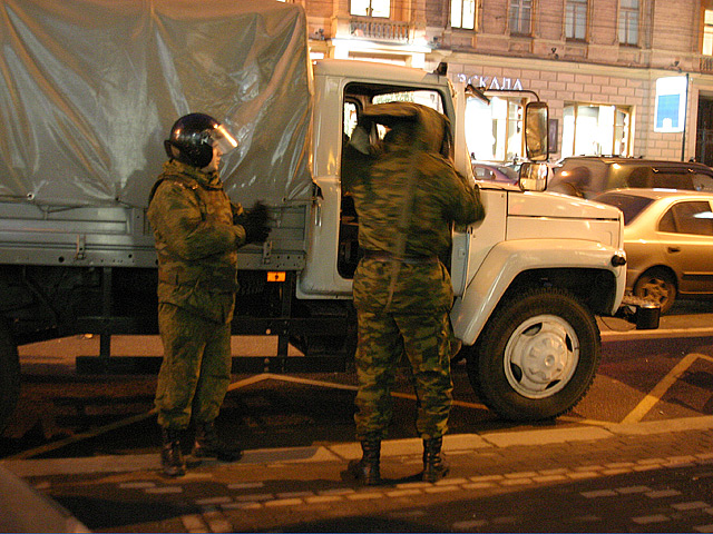 На 1-ю Тверскую-Ямскую улицу и Тверскую улицу приехали автобусы с надписью "Полиция" и грузовики внутренних войск