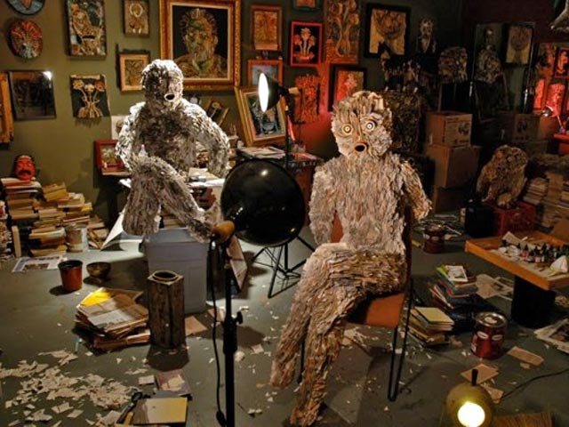 Американец Ник Джорджиу использует старые газеты и книги для создания скульптур и художественных инсталляций. Его творчество востребовано, хотя скульптуры и похожи друг на друга. В ход идут не только газеты, но и журналы, старые книги и другая макулатура