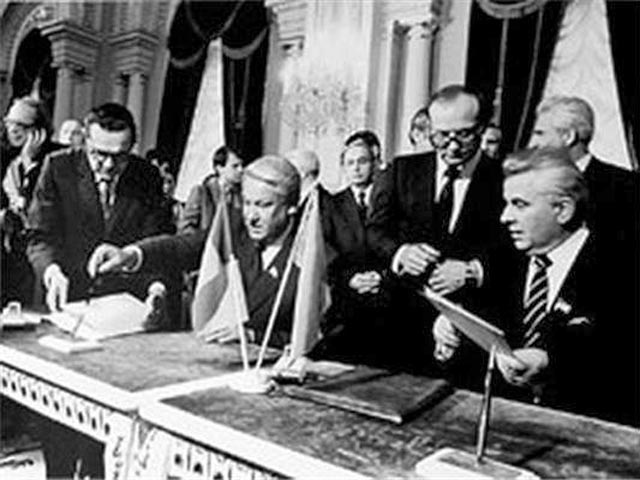 8 декабря 1991 года лидеры России, Белоруссии и Украины в Беловежской пуще подписали легендарное соглашение "О создании Содружества Независимых Государств", знаменовавшее собой распад СССР