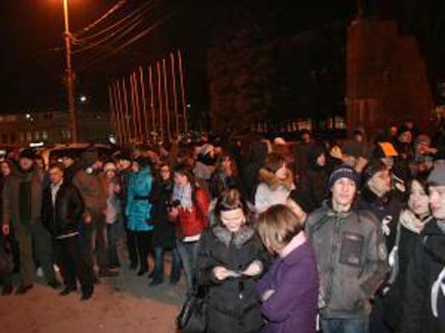Полиция задержала организаторов митинга оппозиции в Рязани. После задержание организаторов митингующие не расходились