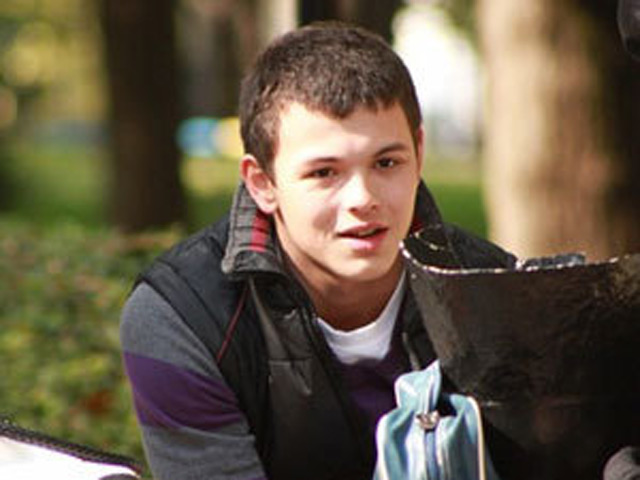 Александр Слепаков учился на факультете филологии и журналистики ЮФУ, играл в КВН, также как и его знаменитый брат