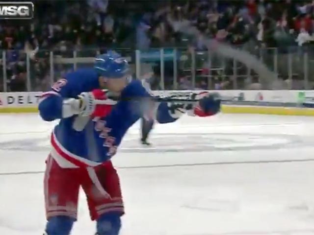 Анисимов спровоцировал драку в матче НХЛ, "выстрелив" из клюшки во вратаря