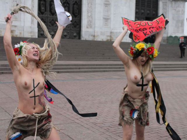Украинские феминистки разделись в центре Москвы в поддержку российской оппозиции