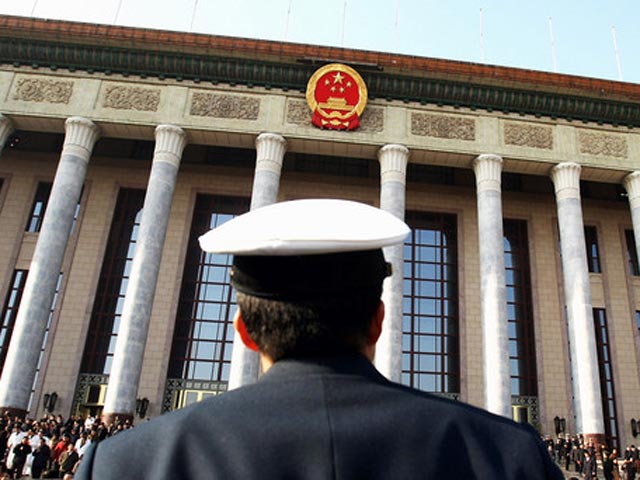Все наказанные работники трудились в налоговой службе в провинции Шаньси на севере Китая, сообщило государственное новостное агентство Xinhua. На какой срок отстранены провинившиеся