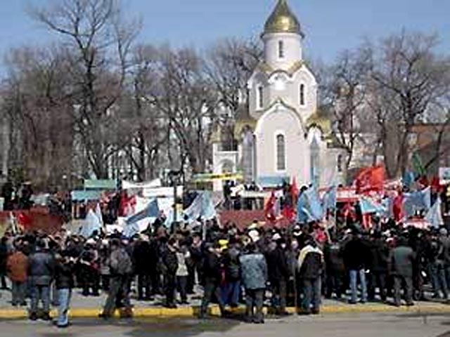 Один из первых митингов несогласных с итогами выборов в Госдуму, намеченных на субботу, прошел в центре Владивостока, на Корабельной площади