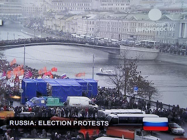 Площадь не смогла вместить всех желающих, и по данным организаторов, митинг уже стал самой масштабной акцией протеста в современной России