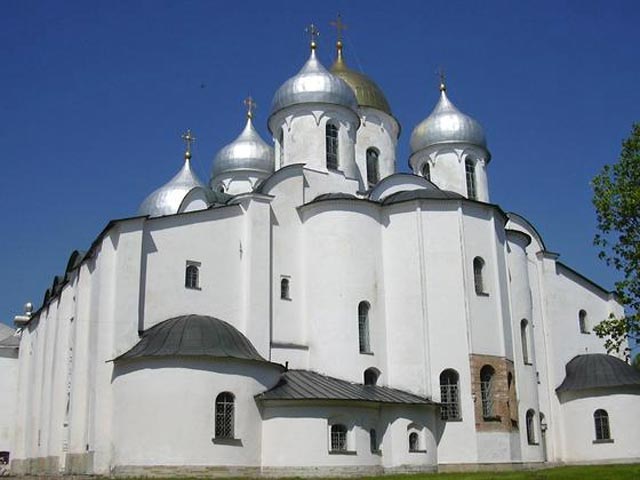 Служба состоится в древнейшем в современной РФ православном храме, Софийском кафедральном соборе, где хранится эта реликвия и для которого праздник иконы "Знамение" является престольным
