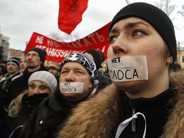Еще до начала санкционированного митинга на Пионерской площади в Санкт-Петербурге, по данным ИТАР-ТАСС, собралось не менее тысячи человек, и люди продолжают прибывать