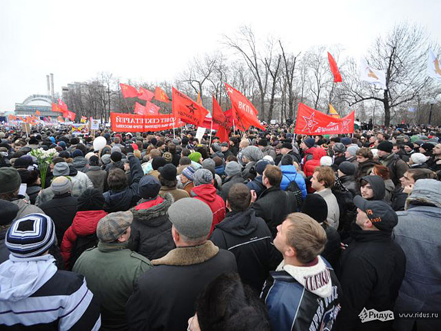Оппозиция, протестующая против итогов парламентских выборов, призвала своих сторонников собраться на новую акцию протеста в Москве через две недели - 24 декабря