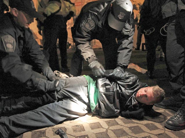 Полиция американского штата Массачусетс в субботу ликвидировала лагерь сторонников движения "Захвати Уолл-стрит" в городе Бостон, арестованы 46 участников акции протеста