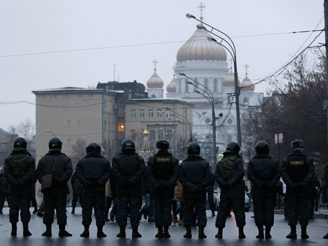 Столичная полиция усилила меры безопасности вокруг Болотной площади в центре Москвы, где в воскресенье проходит санкционированный митинг националистов