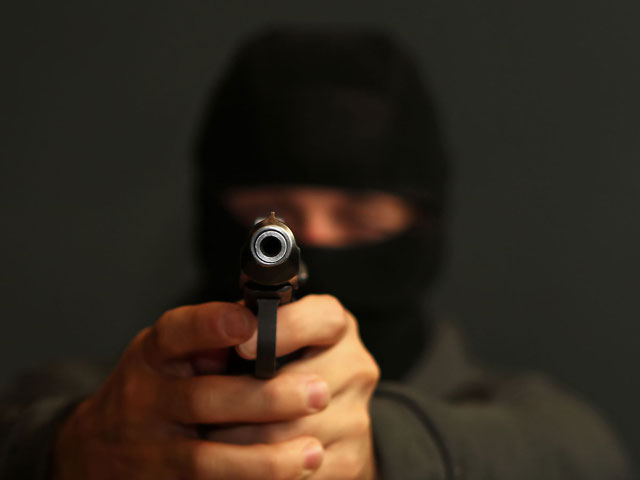 Шестеро вооруженных бандитов ограбили ювелирный магазин в Петербурге