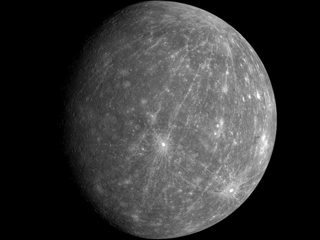 Меркурий перестал смотреть на Солнце одной и той же стороной и вращаться в противоположном ему направлении благодаря столкновению с крупным астероидом, который оставил кратер диаметром в 650-1,1 тысячи километров, пишут французские и португальские астроно