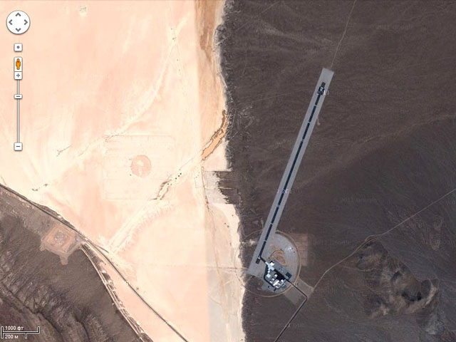 Популярный картографический сервис интернет-компании Google снова оказался в центре скандала, засняв засекреченную авиабазу "Юкка Лэйк" (Yucca Lake) в штате Невада, где проходят испытания новейшие беспилотные летательные аппараты (БПЛА) RQ-170 Sentinel