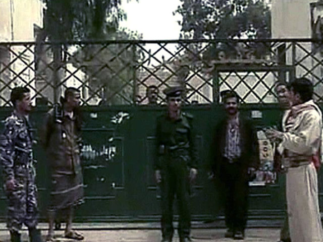 Группа заключенных численностью от 10 до 15 человек в понедельник совершила побег из крупнейшей тюрьмы йеменского города Аден, среди них члены исламской террористической организации "Аль-Каида"