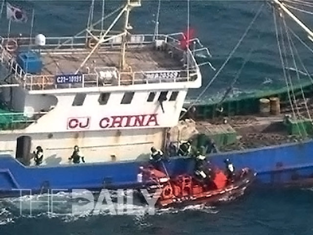 Власти в Сеуле объявили о том, что южнокорейский пограничник был зарезан одним из членов экипажа китайского рыболовецкого судна, которое незаконно находилось в южнокорейских водах