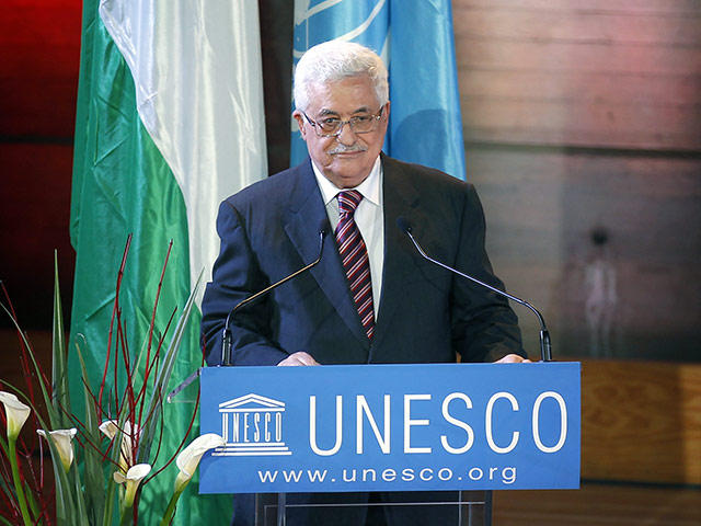 Флаг "государства Палестина", с большим скандалом принятого в ЮНЕСКО на сессии Генеральной конференции организации в конце октября, поднят в штаб-квартире в Париже
