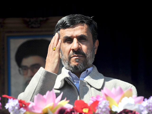 Безработный швырнул в президента Ирана Махмуда Ахмади Нежада свои ботинки, когда глава Исламской республики выступал с речью в иранском городе Сари