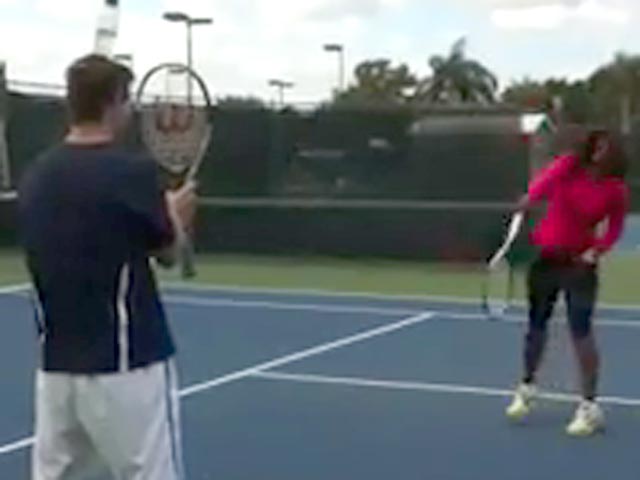 Серена Уильямс на тренировках пытается повторить трюк Федерера