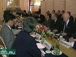 Около половины пятого утра по московскому времени в Токио начался первый раунд переговоров между лидерами Японии и России