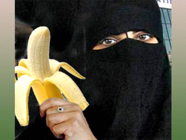 Уже целую неделю в мире обсуждают анекдотичную фетву некого "имама из Европы", которой мусульманкам запрещалось приближаться к огурцам, бананам и прочим плодам, по форме напоминающим мужской половой орган