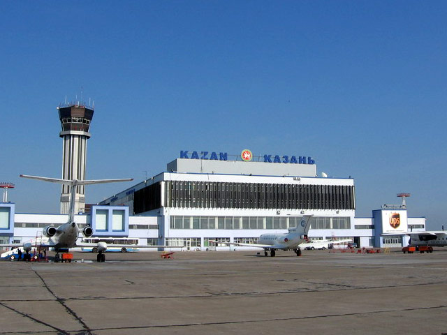 На несколько часов был задержан рейс Казань-Санкт Петербург авиакомпании "Татарстан". Выполнявший его самолет Як-42 столкнулся на летном поле международного аэропорта "Казань" с тягачом