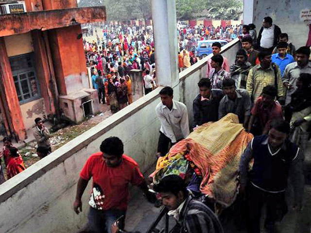 Почти 150 человек отравились самодельным спиртным напитком в деревне Сангрампур в восточном индийском штате Западная Бенгалия