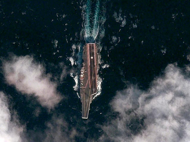 Американская спутниковая компания DigitalGlobe сделала снимок первого авианосца армии Китая во время его ходовых испытаний в Желтом море