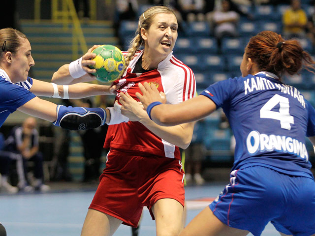Женская сборная России со счетом 23:25 (12:13) проиграла команде Франции в четвертьфинале чемпионата мира по гандболу, который проходит в Бразилии